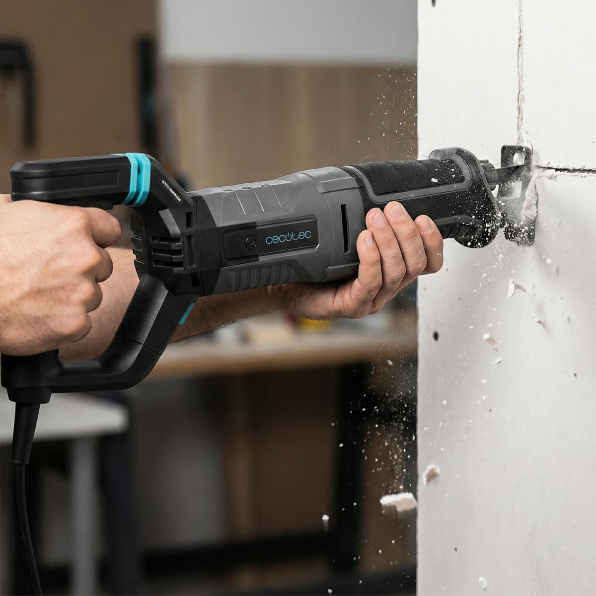 Cecotec Sega a Gattuccio Elettrica LongFlex 900 ShockAbsorber. 850W, Velocità Variabile, Anti-Vibrazione, Impugnatura Rotante, Guida Laser e LED, Cambio Lama Rapido per Taglio Preciso e Sicuro