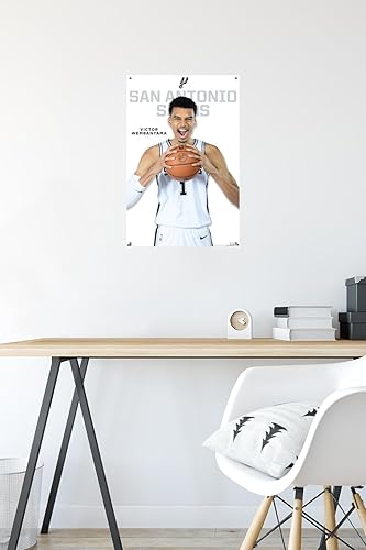 Miniatura 6 de Trends International NBA San Antonio Spurs - Póster de pared de Victor Wembanyama Feature Series 23, 14.72 x 22.37 pulgadas, paquete de póster