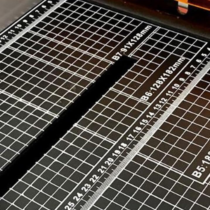 【上品で大人気♪】手動グリッド付き裁断ナイフ 頑丈なギロチンペーパーカッター。カード、カード、革用のクリアカッティングガイドコンパートメントを備えた電