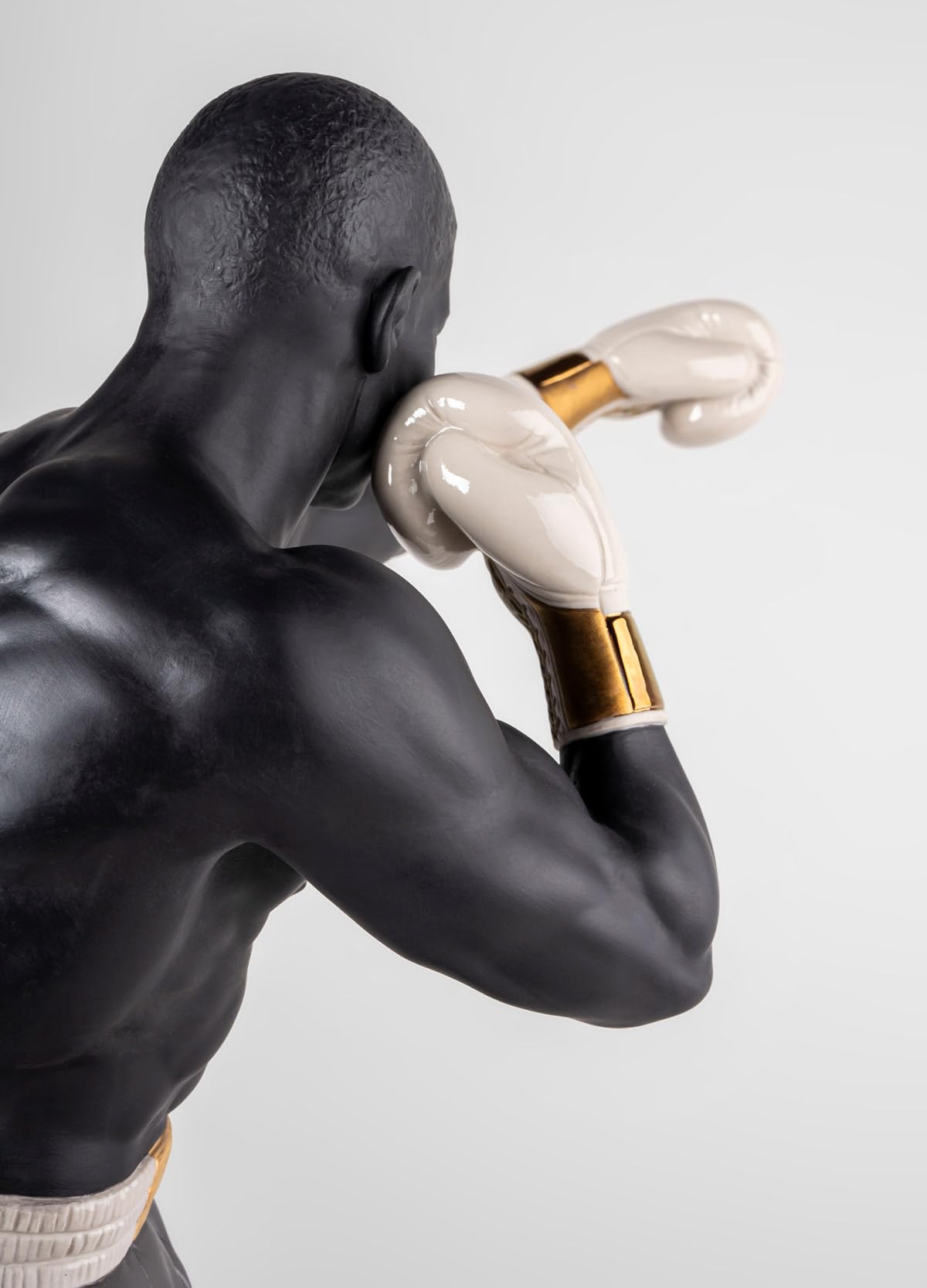 LLADRÓ Figurine en Porcelaine Boxeur en Noir avec des Détails Dorés. Figurine Décorative d'un Boxeur en Position d'Attaque