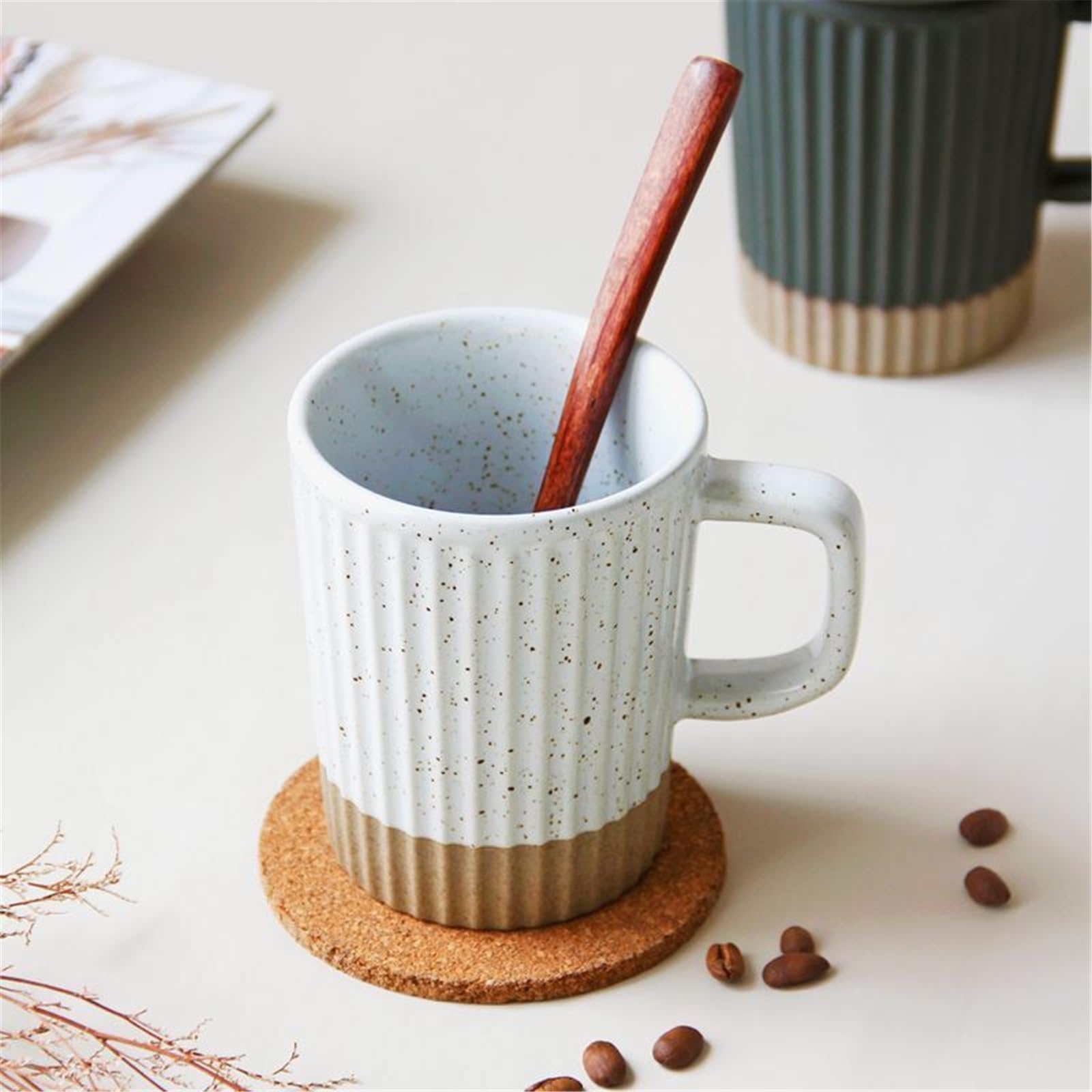 Kaffeetasse Becher Tasse mit vertikalem Muster und Deckel aus Keramik, einfache Kaffeetasse mit Sesamglasur(Weiß)