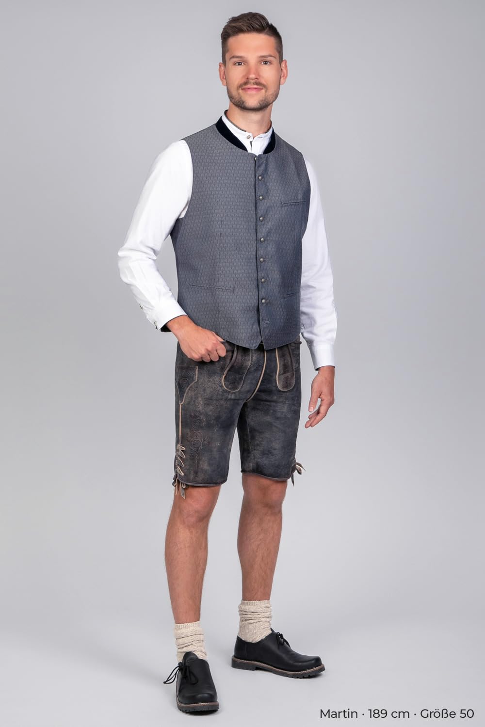 Edelnice Trachtenmode Kurze Wildbocklederhose Tom in tiefem Dunkelgrau mit edler Stickerei