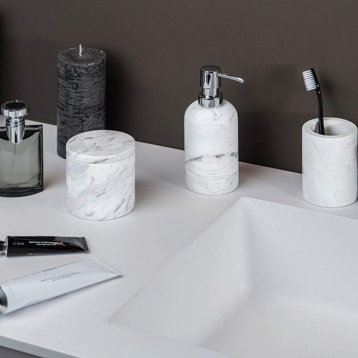 Spirella Juego de 4 accesorios de baño de mármol, dispensador de jabón, jabonera, lata de almacenamiento y vaso para cepillos de dientes, color blanco