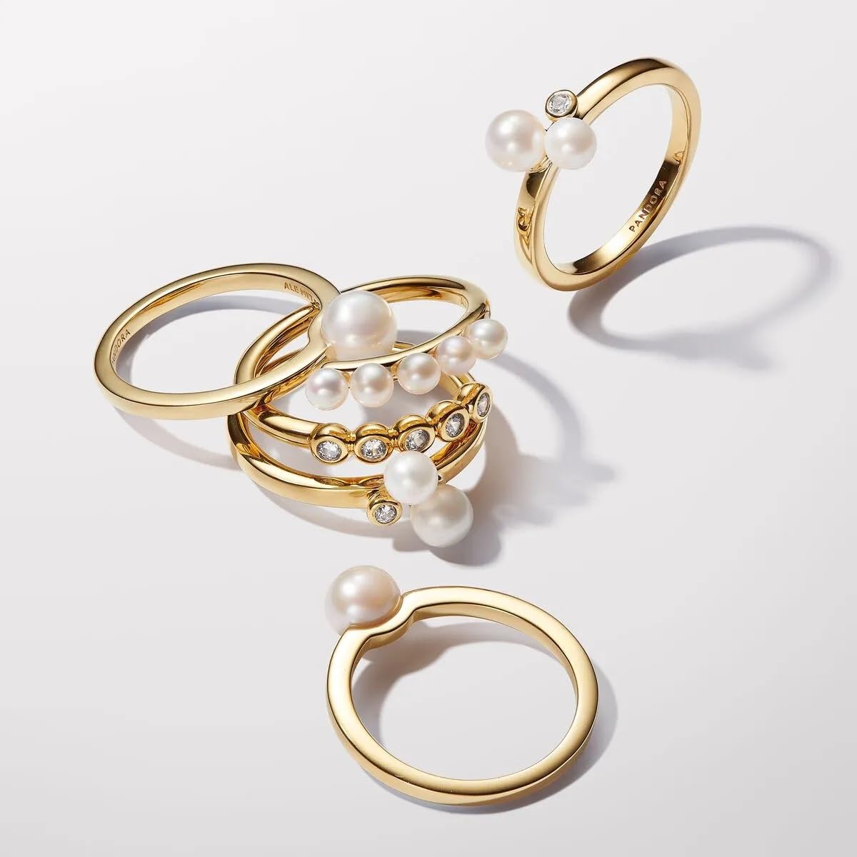 PANDORA Timeless Anillo chapado en oro de 14 quilates con perla blanca cultivada de agua dulce tratada