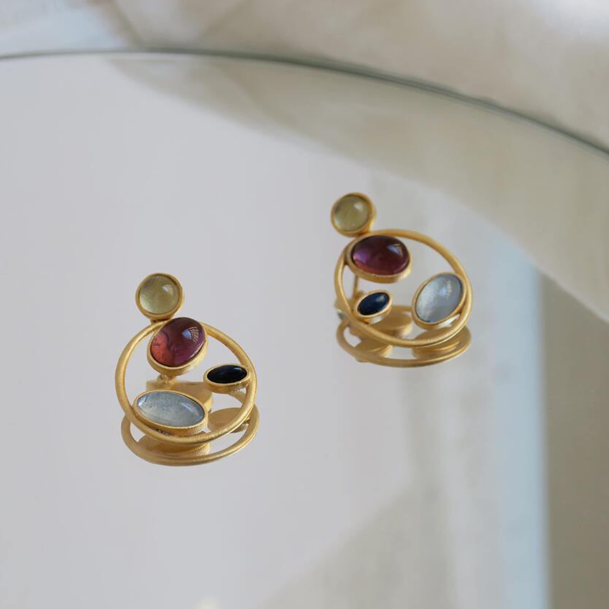 PENDIENTES DORADOS ALEGRIA | Diseñado por Carme Fàbregas | Colección Alegria | Cristal de Murano | En tonos azules, rosas y tierra