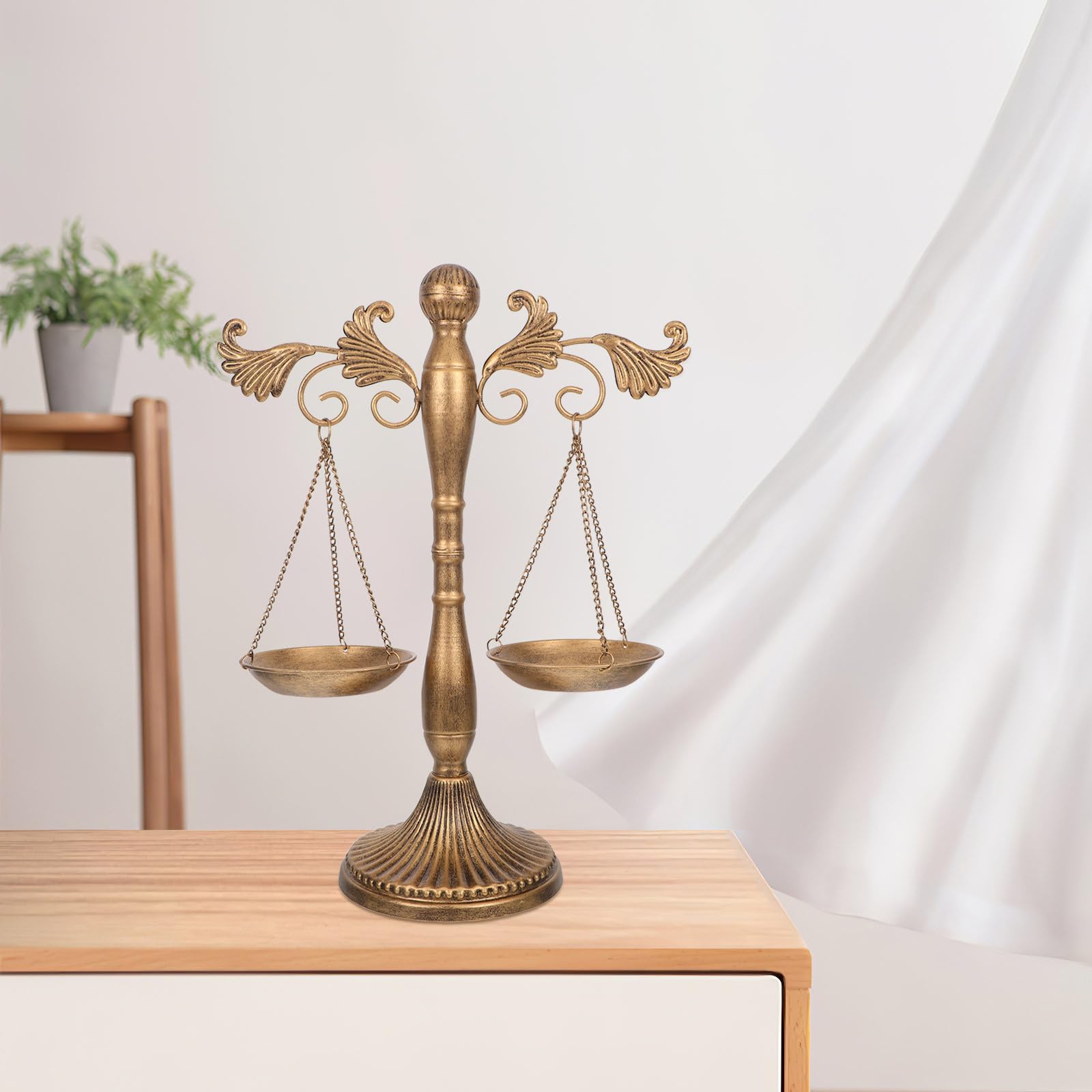 Statua Bilancia in Ferro Vintage Dorata per Gioielli e Anelli