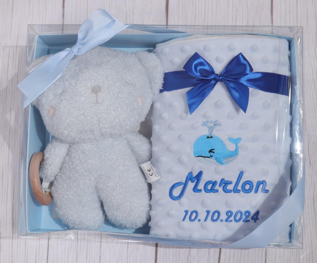 BotoBaby ★ GESCHENKSET Babydecke mit Namen und Datum Bestickt + Kuscheliger Teddybär mit Holzbeißring ★ Geschenk ★Geburt ★ Taufe ★ (Set 11 - Blau + Teddybär mit Beißring)