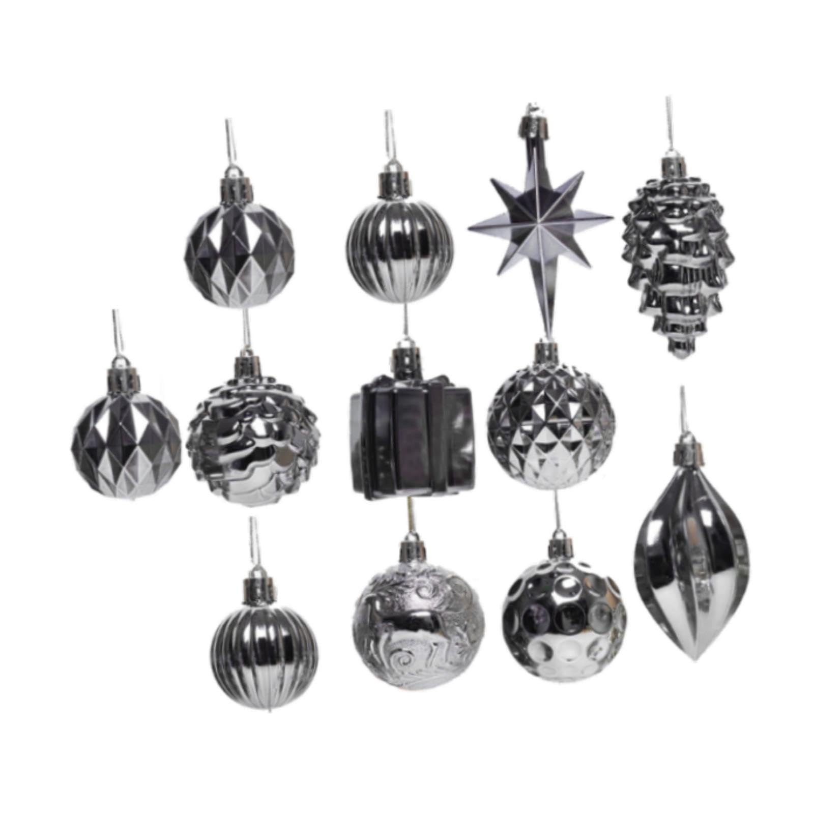 Sapin de Noël et ornements gris : des pendentifs artisanaux pour célébrer la magie de l'hiver