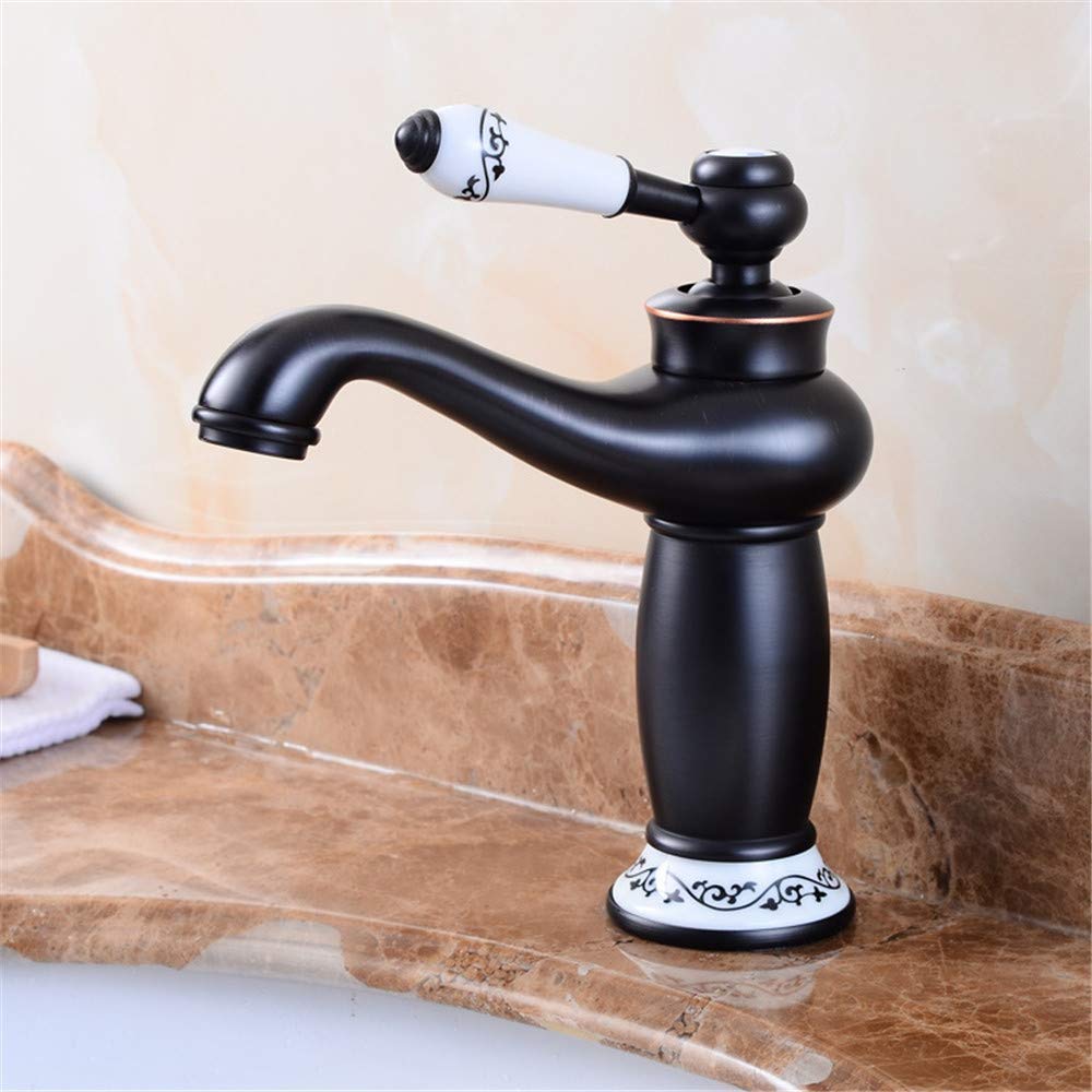 Robinet de lavabo au design antique noir pour une salle de bains style spa relaxant