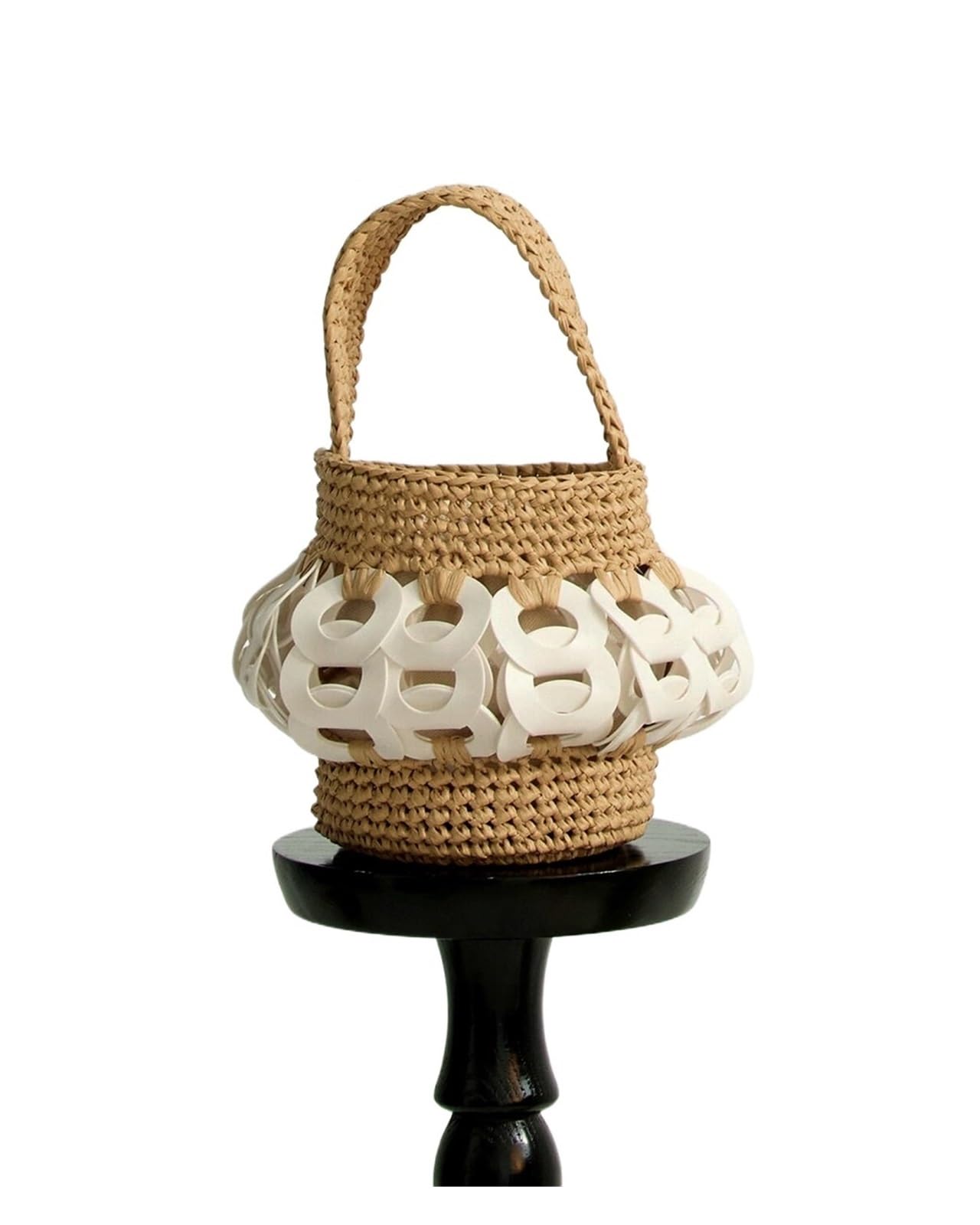Borsa a secchiello in paglia intrecciata con intricati ritagli