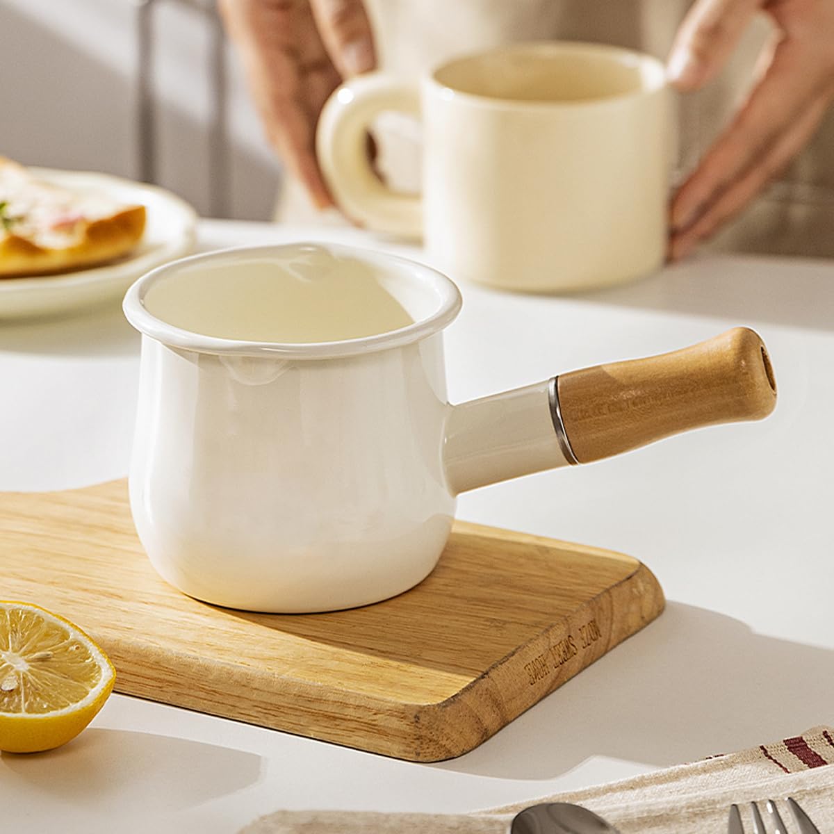 Molde de leche esmaltado, mini calentador de mantequilla de 4 pulgadas, 550 ml, esmalte de cacerola, calentador de leche, tamaño perfecto para calentar porciones de líquidos más pequeñas.