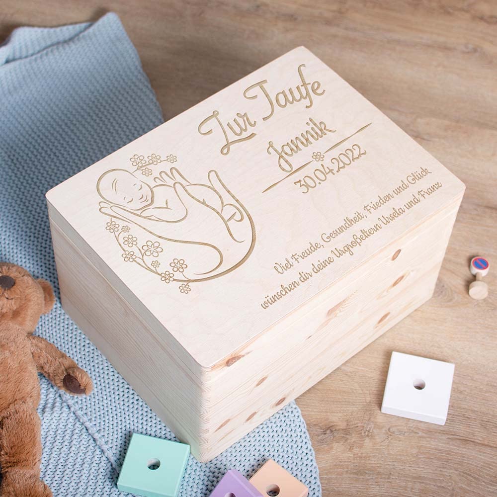 LAUBLUST Holzkiste mit Gravur - Personalisiert mit Name | Datum | WIDMUNG - Natur Größe XL - Blumenbaby Motiv - Geschenkkiste zur Taufe - FSC®