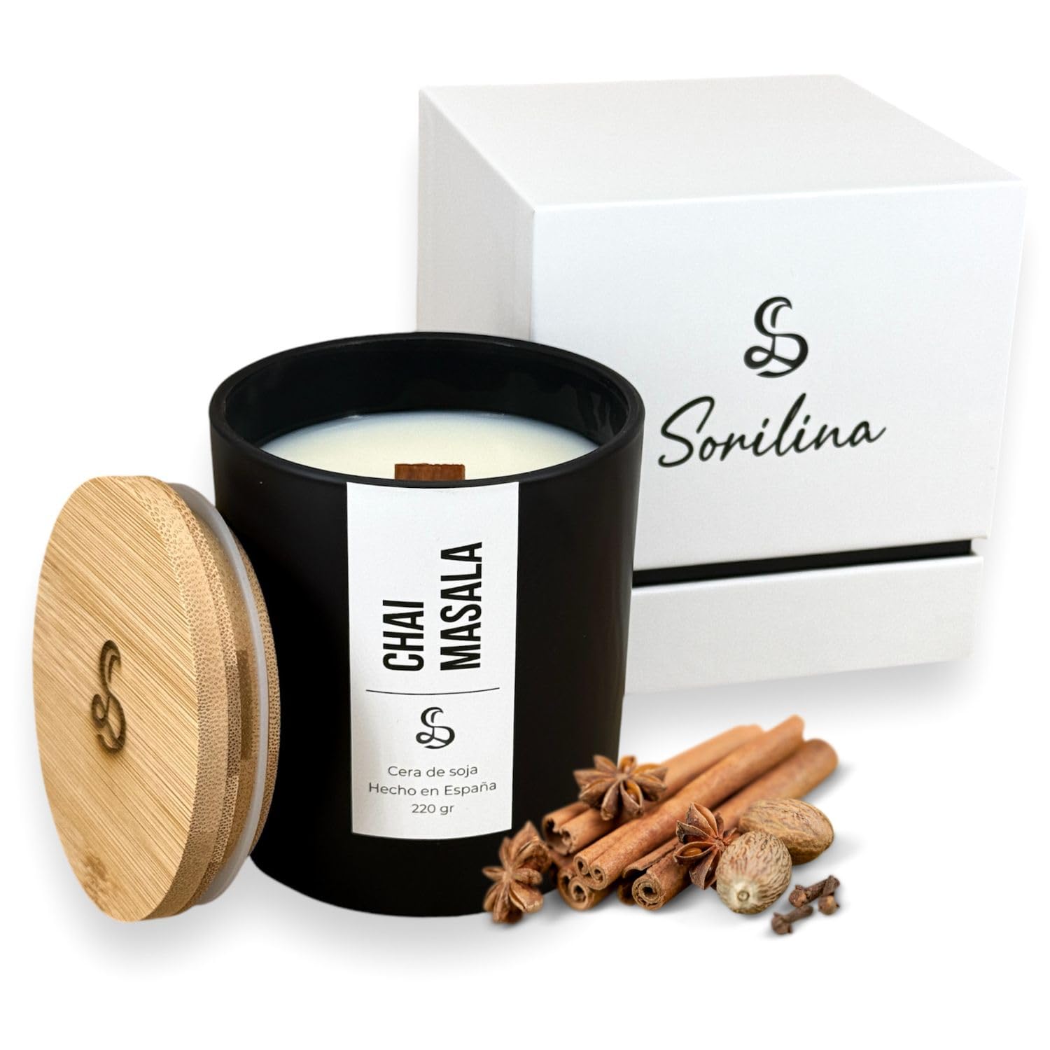 SORILINA Vela Chai - Vela Aromática Grande con Caja Regalo y Mecha de Madera Cera de Soja Aroma Intenso Hecho a Mano en España 220gr hasta 55h Larga duración (Chai Masala)