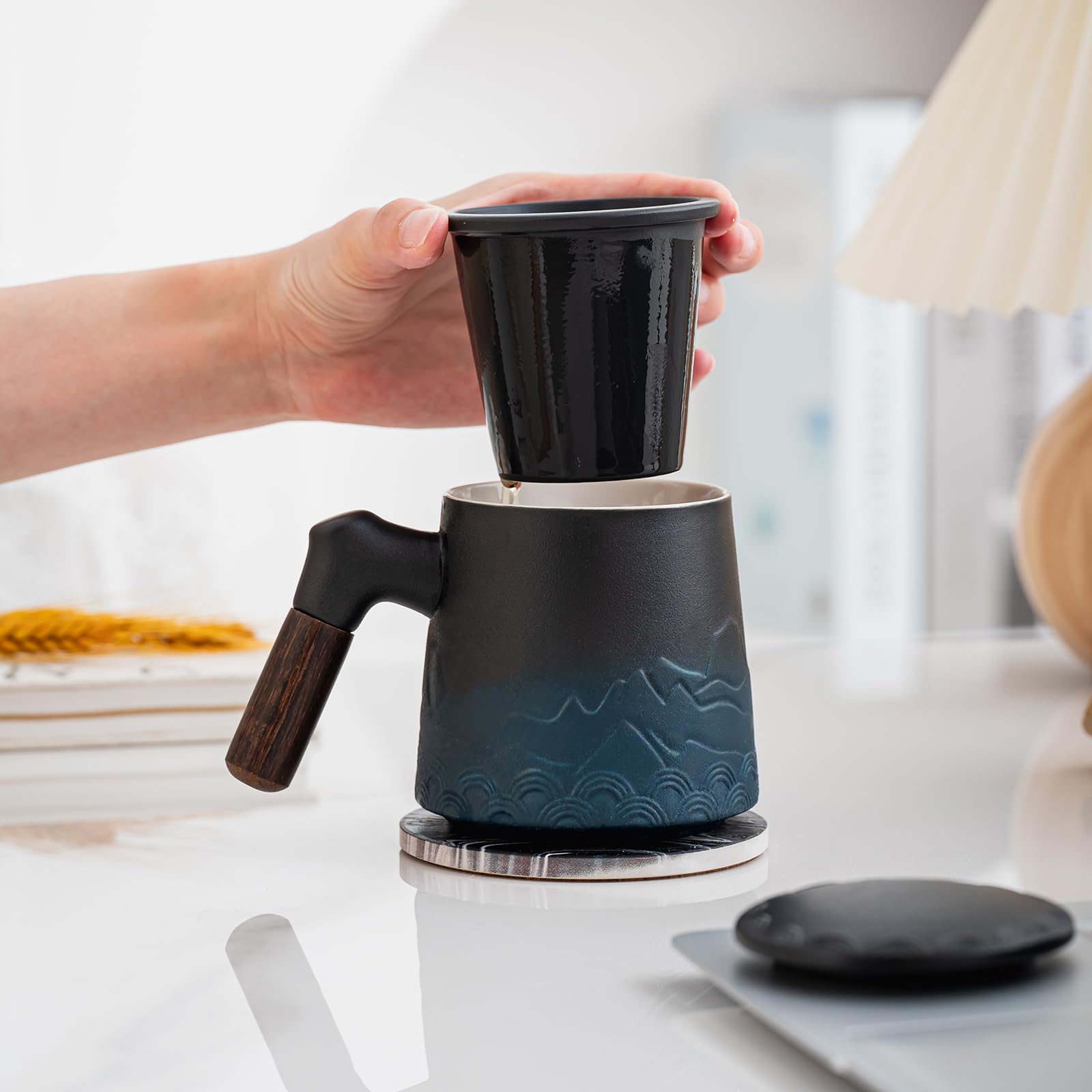 Taza de té de cerámica con infusor y tapa, taza coladora de té azul degradado de 13.5 onzas para té de hojas sueltas con mango de madera, regalo para los amantes del té