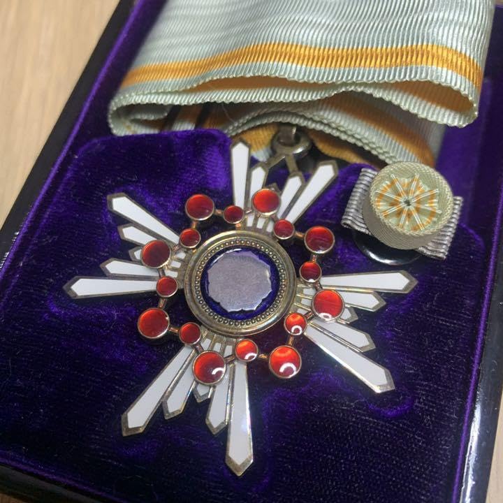 国宝級！激レア 満州国 勲三位 瑞宝章 略綬 共箱付 中国中 Amazon.co.jp: 国宝級 満州国 勲三位 瑞宝章 略綬 共箱付 中国中