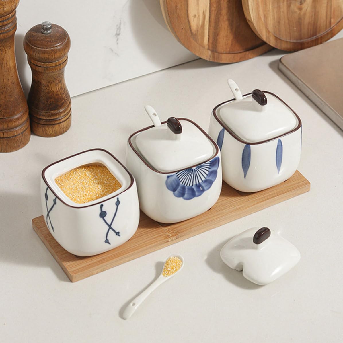Set di Tre Barattoli di Ceramica per Spezie con Coperchio e Vassoio