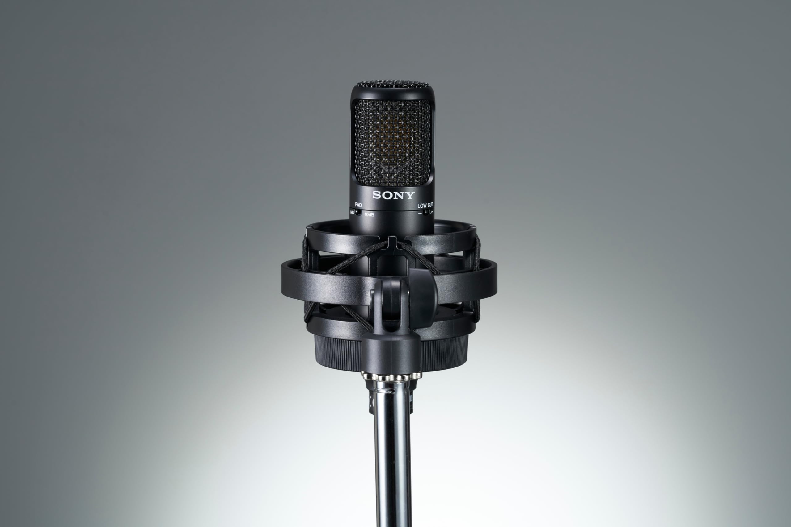 Micrófono de Estudio SONY-C80 Pro Audio; Rango de frecuencia de 20 Hz a 20 kHz; unidireccional; diseño con supresión de Ruido; tecnología Avanzada de la cápsula; XLR - Podcasts y grabación; Negro