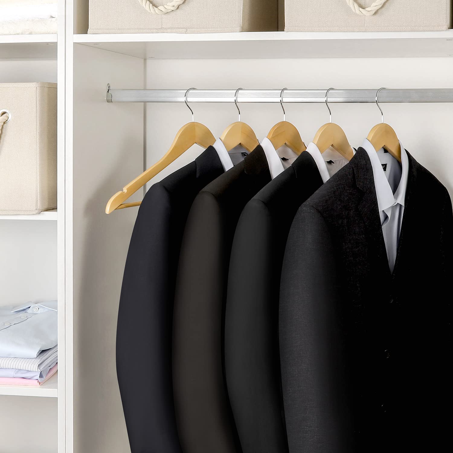 TOPIA HANGER Grucce in legno, confezione da 30 grucce in legno naturale, resistenti, con gancio girevole a 360 gradi, barra antiscivolo per pantaloni e intagli per spalle per top camisole, CT34N30