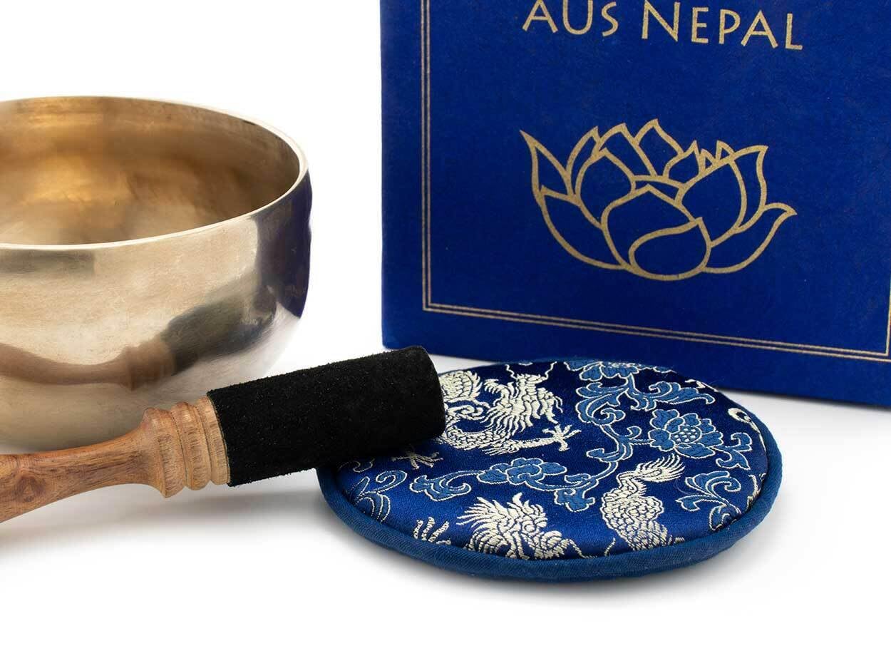 Klangschale in blauer Geschenkbox S mit Lotus-Aufdruck und Zubehör: Traditionell gefertigte Klangschale in Geschenkbox mit Lotussymbol aus Nepal
