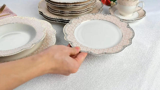 R様へ感謝お嫁入り ‼️GOLD「桃手桜吹雪」8寸皿縁立中皿2客揃ニセット