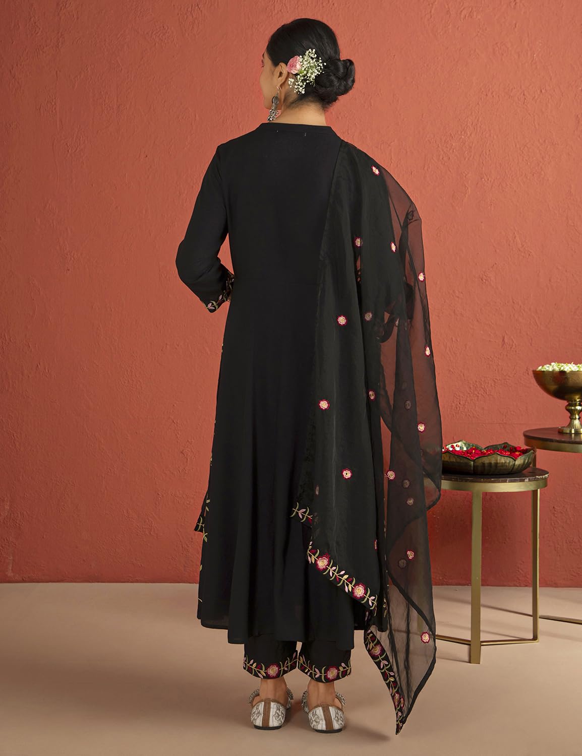 Kaari Set Kurta da donna ricamato con Dupatta, vestibilità anarkali, in organza Dupatta con ricamo multicolore, pantaloni dritti con tasca laterale, set Kurta da donna