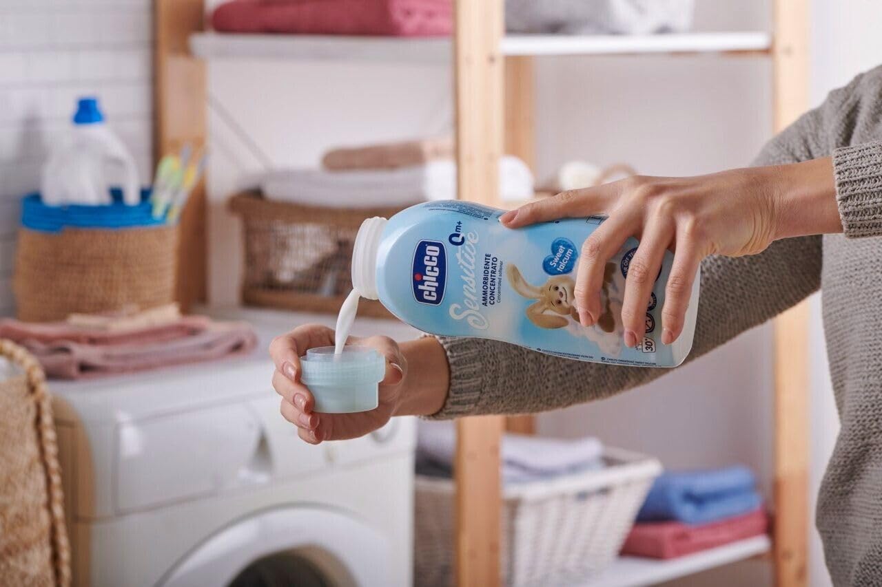 12x Chicco Sensitive Ammorbidente Concentrato Sweet Talcum, ideale per tutti i capi,ipoallergenico, senza coloranti, 30 lavaggi 750ml + Portachiavi Beni Culinari in Omaggio