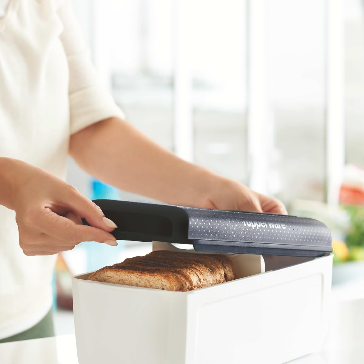 Tupperware BreadSmart Junior – Innovativo contenitore per il pane mantiene i prodotti da forno freschi più a lungo, contenitore da cucina per pane, pasticcini e croissant – Il design della base