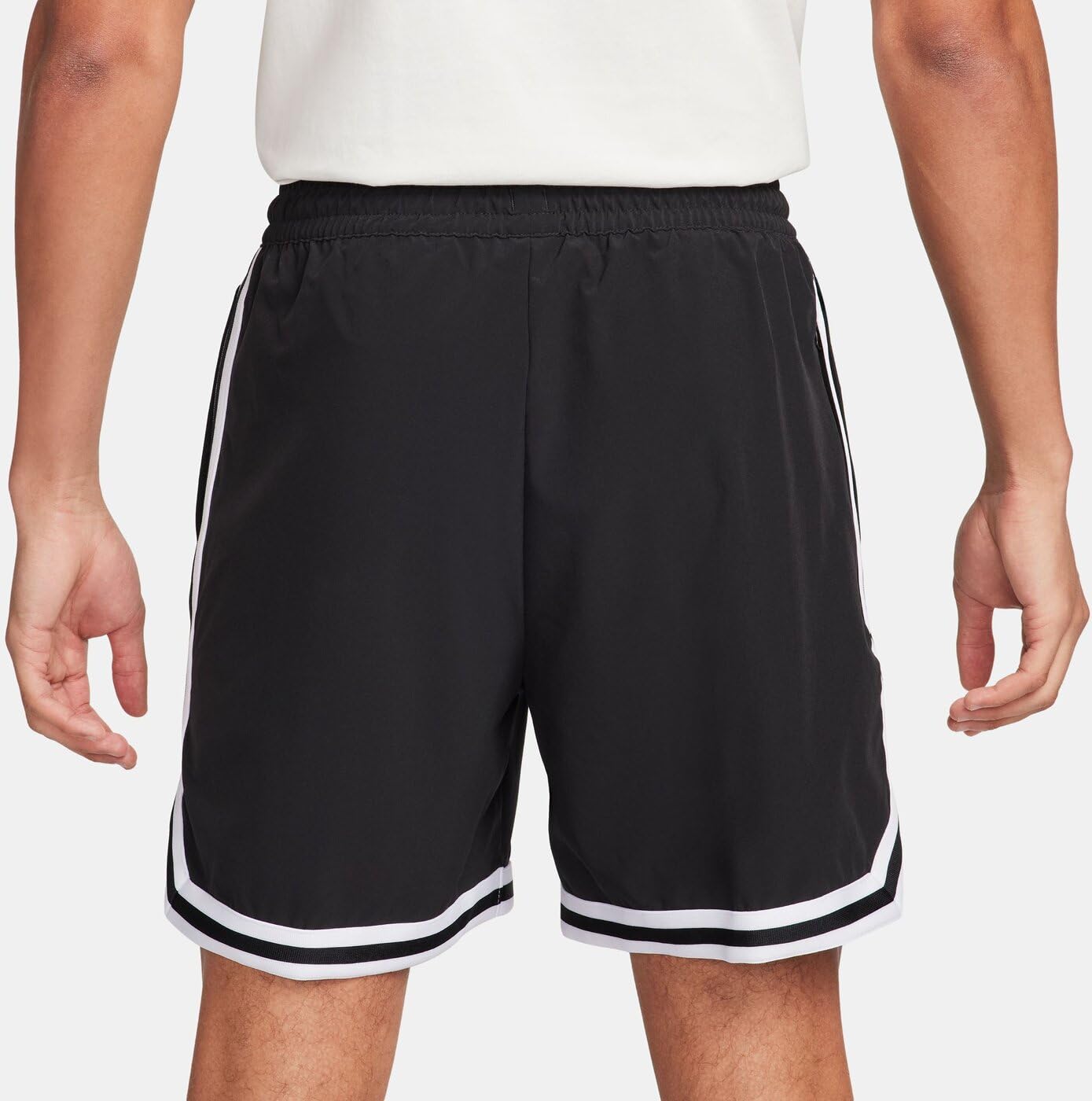 Nike Herren Shorts DNA 6in