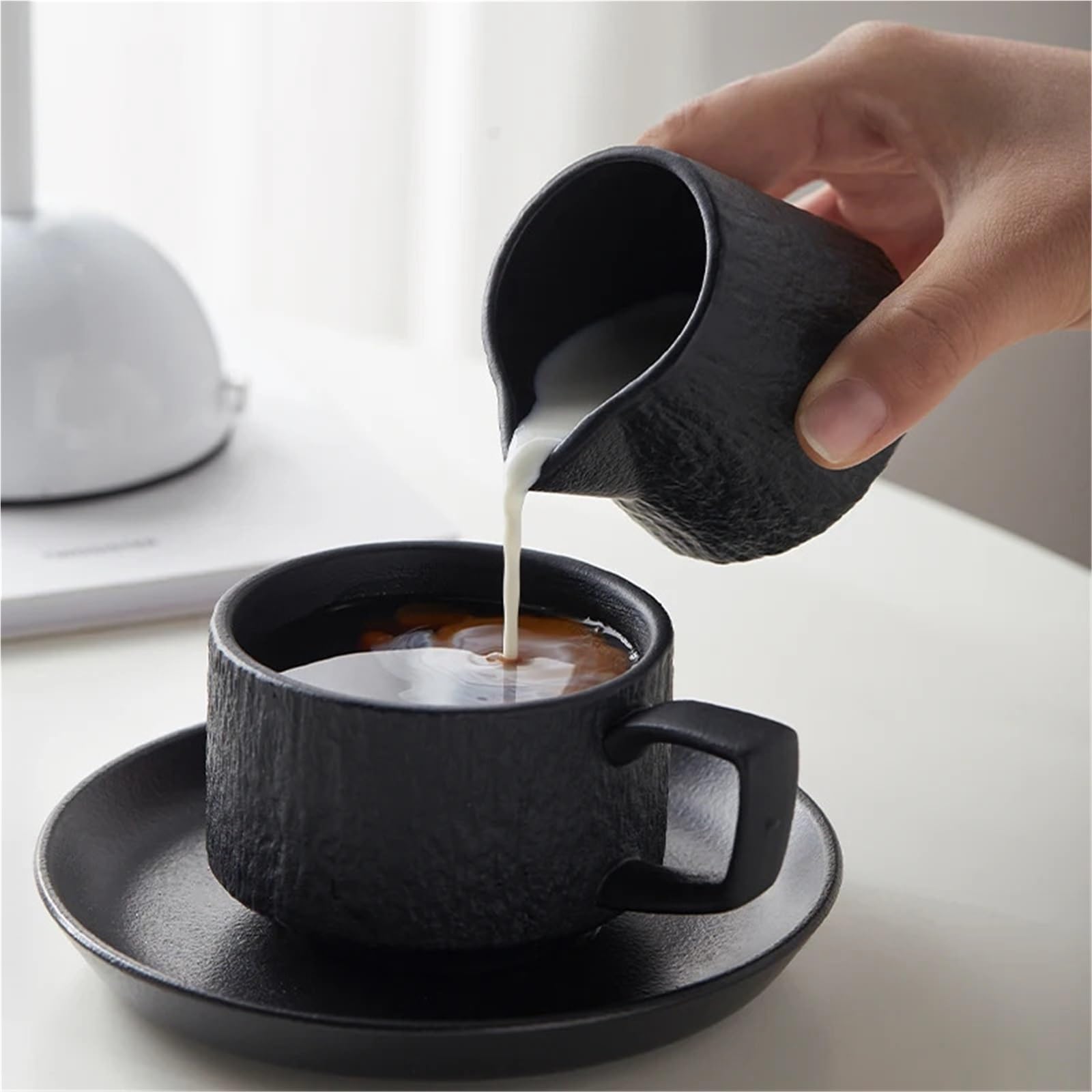 2 Stück Kaffee-Latte-Art-Tasse, Steak-Sauce-Tasse, Milchkännchen mit spitzer Öffnung, Zuckerdose, Milchkanne, Espressotassen aus Keramik für Barista(Black,130ml)