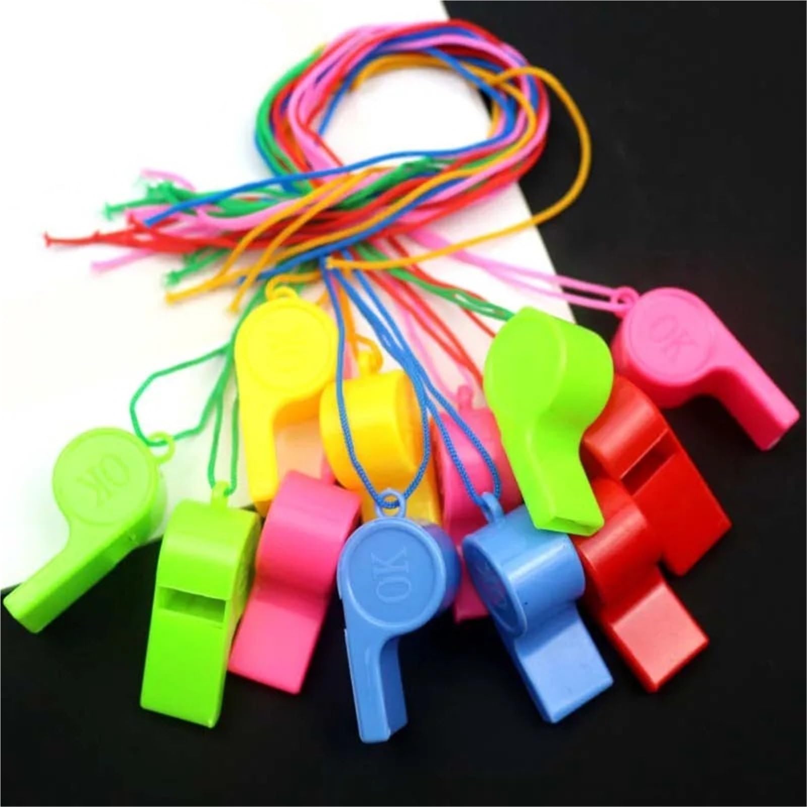 50 stücke Cheer Whistle Kunststoff Pfeife Mit Seil for Sport Wettbewerb Fußball Basketball Cheerleading Schiedsrichter Pfeifen Für Partys