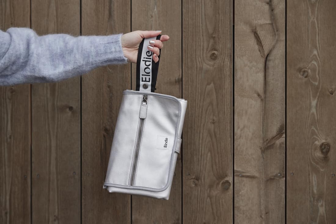 Elodie Details Cambiador Bebé Portátil Recién Nacido – Plegable Acolchado Ligero Compacto con 2 Fundas Rizo Lavables, Bolsillo & Muñequera Desmontable, Cambio Pañal Viaje 87x51 cm, Silver Sheen