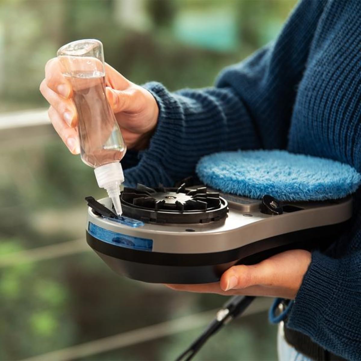 Cecotec Robot Lavavetri, Robot Pulisci Vetri Conga Windroid W10 DoubleSpray.Spruzza Pulisce e Asciuga, 2 Panni, Doppio Spray, 4 Modalità, Serbatoio 50ml, Motore Digitale, Cavo 7,5m per Vetri Brillanti