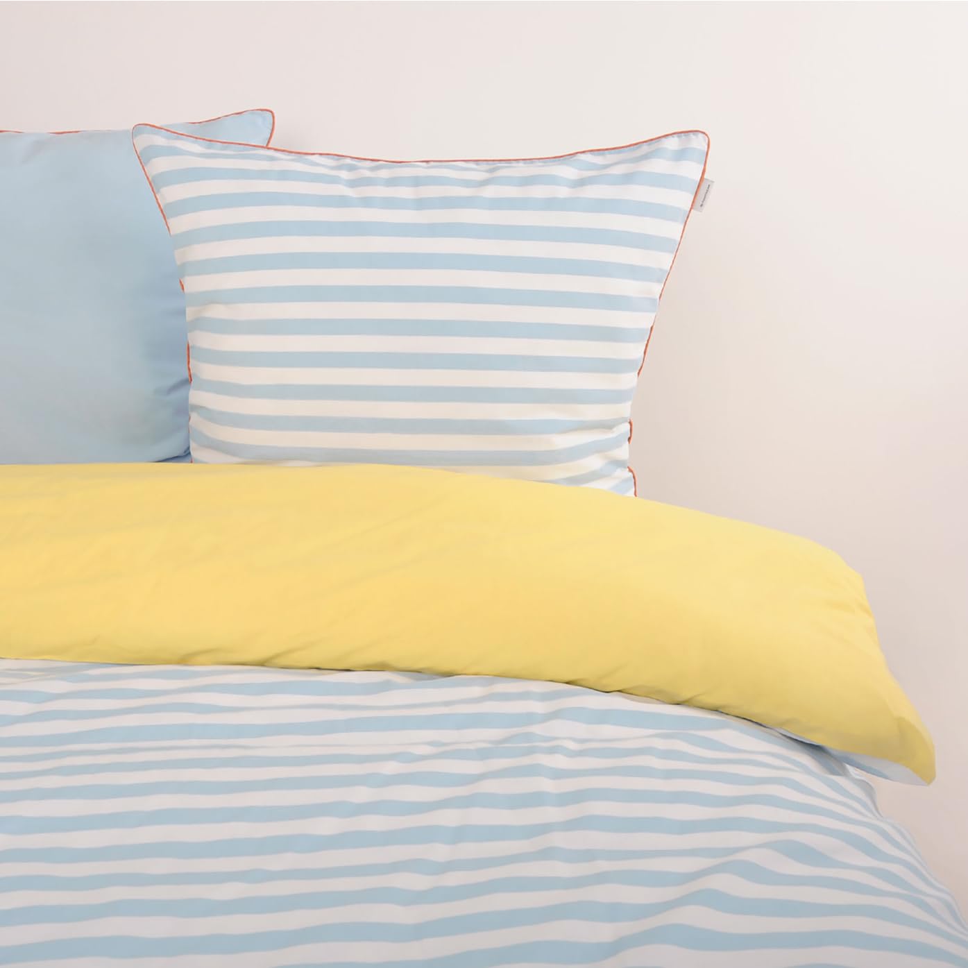 TOM TAILOR Bettwäsche Stripes with a Kick Sky Blue & Light Lemon, 80x80 cm + 155x220 cm, 100% Baumwolle/Perkal, mit Wendemotiv, farbiger Paspel am Kissen und Markenreißverschluss