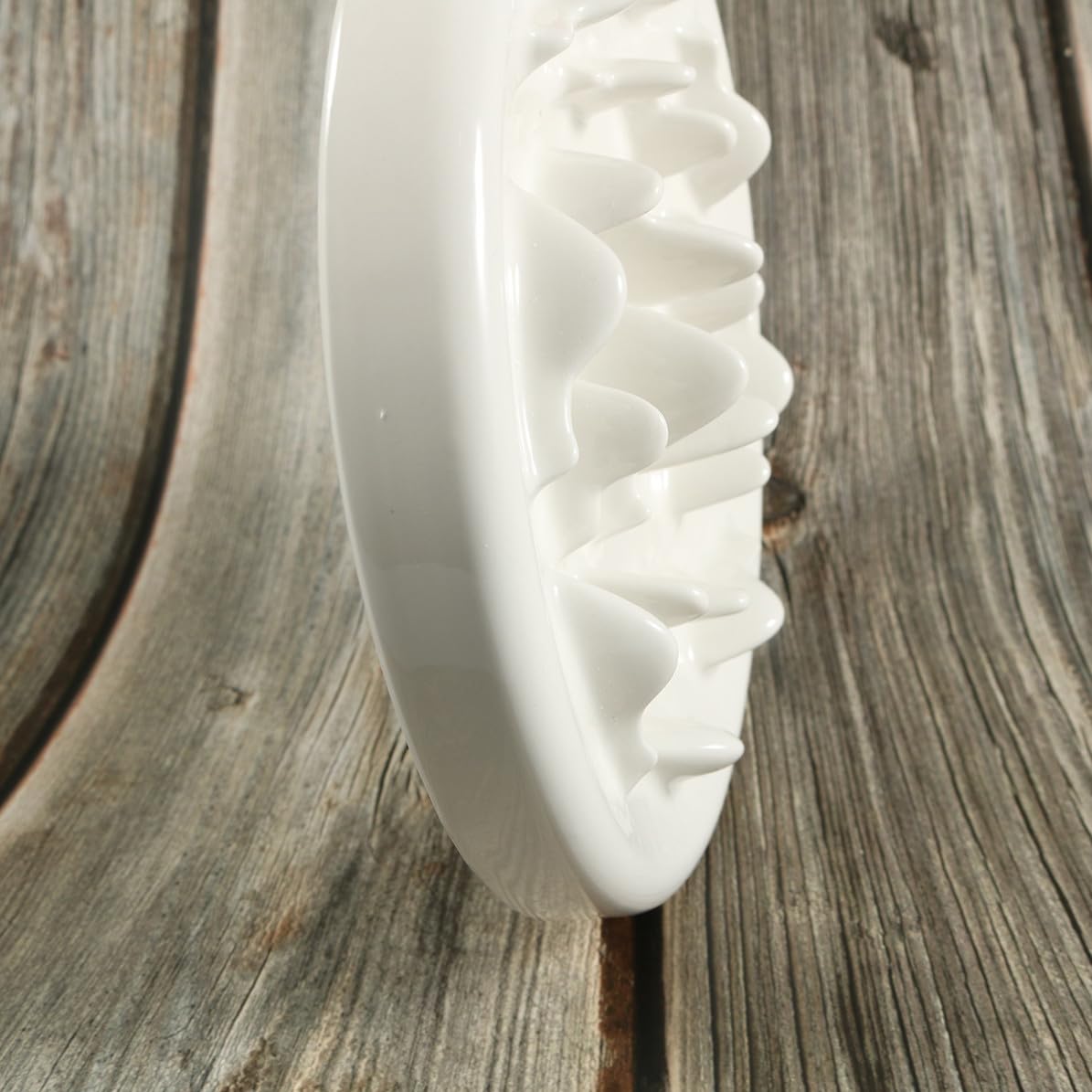 TOPBATHY Gamelle en Céramique Blanche pour Chat et Chien, Bol Anti-éclaboussures à Forme Labyrinthe pour Alimentation Lente et Saine en Intérieur