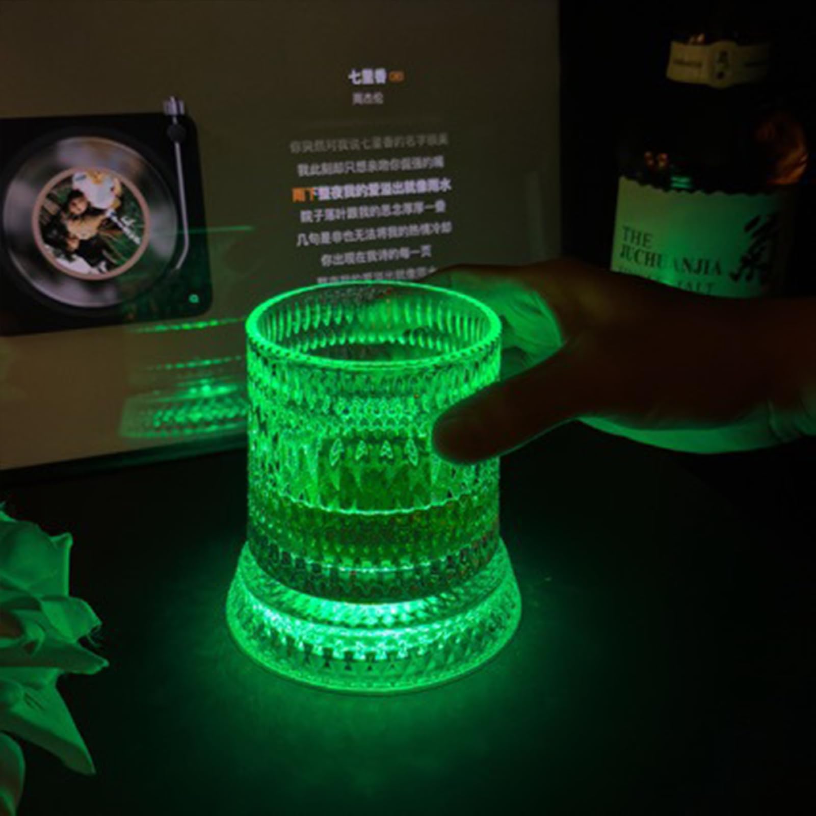 Verre à Whisky 2 Pcs Transparentes Verre, Verre Whisky Tournant à 360 DegréS,Verre à Whisky Avec Socle Led Coloré,Pour Collectionneurs Anniversaire FêTe Des Familiales FêTes (led)