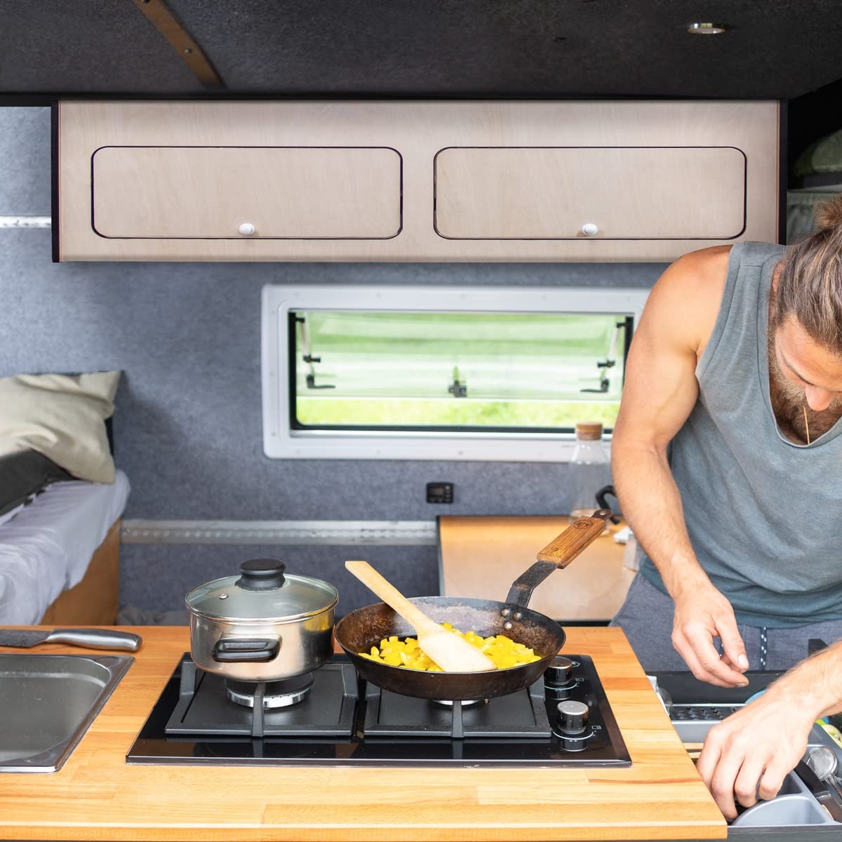 Armario Almacenaje Madera Autocaravana con Acabado Negro 100x25x25cm Gabinete Almacenamiento Kit Mueble Camper 2 Puertas con Divisor Central Bisagras Cierre Suave Manijas con Botón+Kit Fijación GRATIS