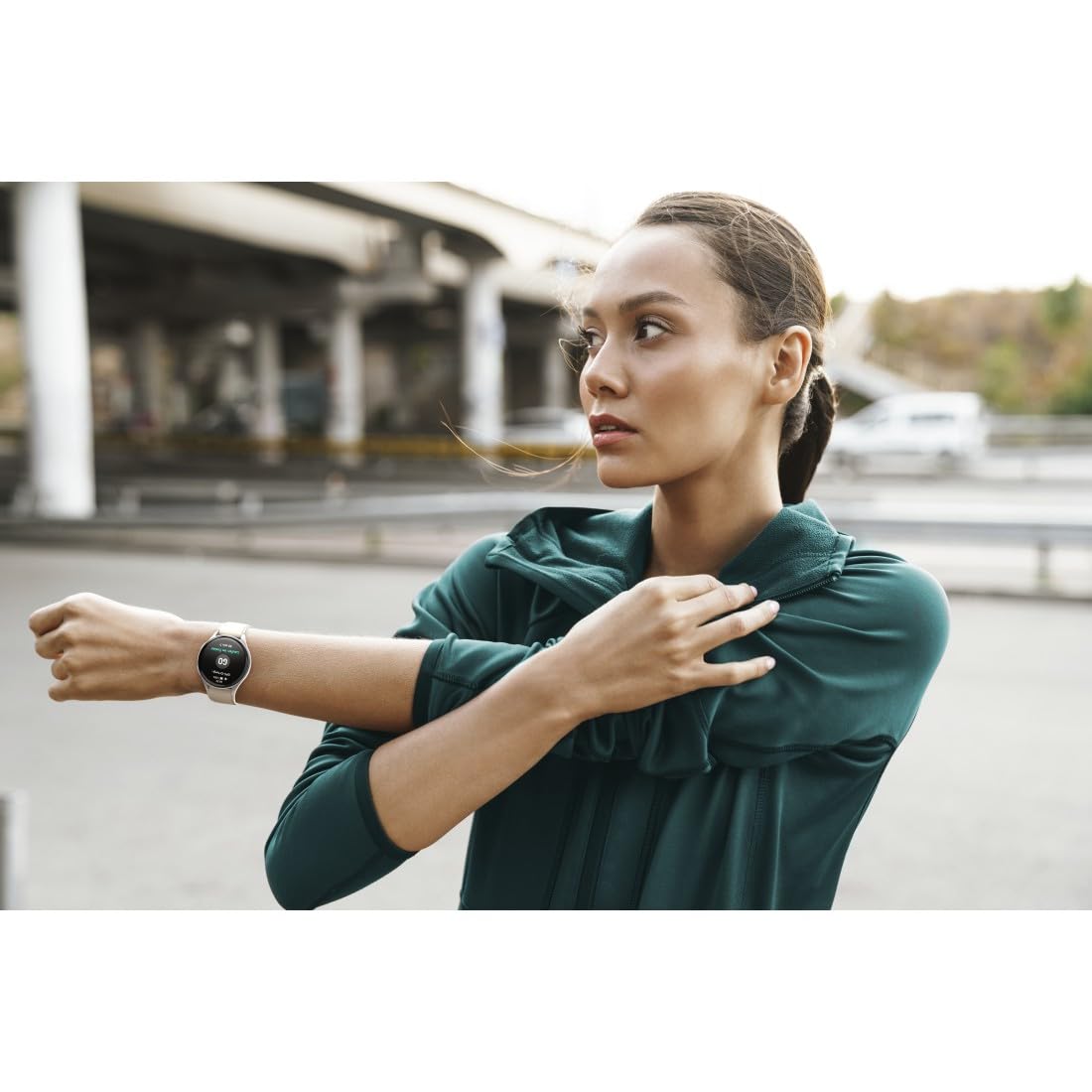 Hama Smartwatch GPS (zegarek inteligentny, smart, AMOLED 1.3, Bluetooth, wodoodporny, ładowanie magnetyczne, always-on, silikonowy pasek, srebrna koperta, 1,32", rozmowy) beżowy