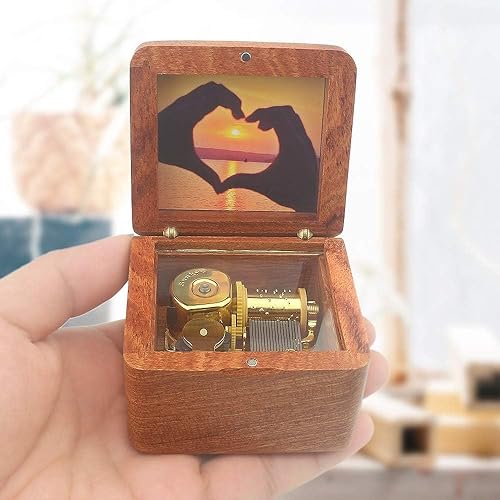 Miniatura 5 de Sinzyo Caja de música de madera natural con fotos personalizables, caja musical de cuerda para regalo para Navidad, cumpleaños y día de San Valentín