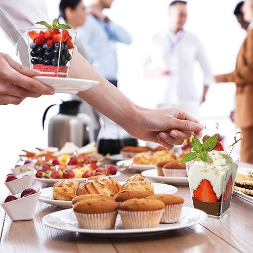 Miniatura 5 de Poever Vasos de postre de plástico de 5 onzas con cucharas, paquete de 50 unidades, mini tazas de postre cuadradas transparentes para aperitivos,