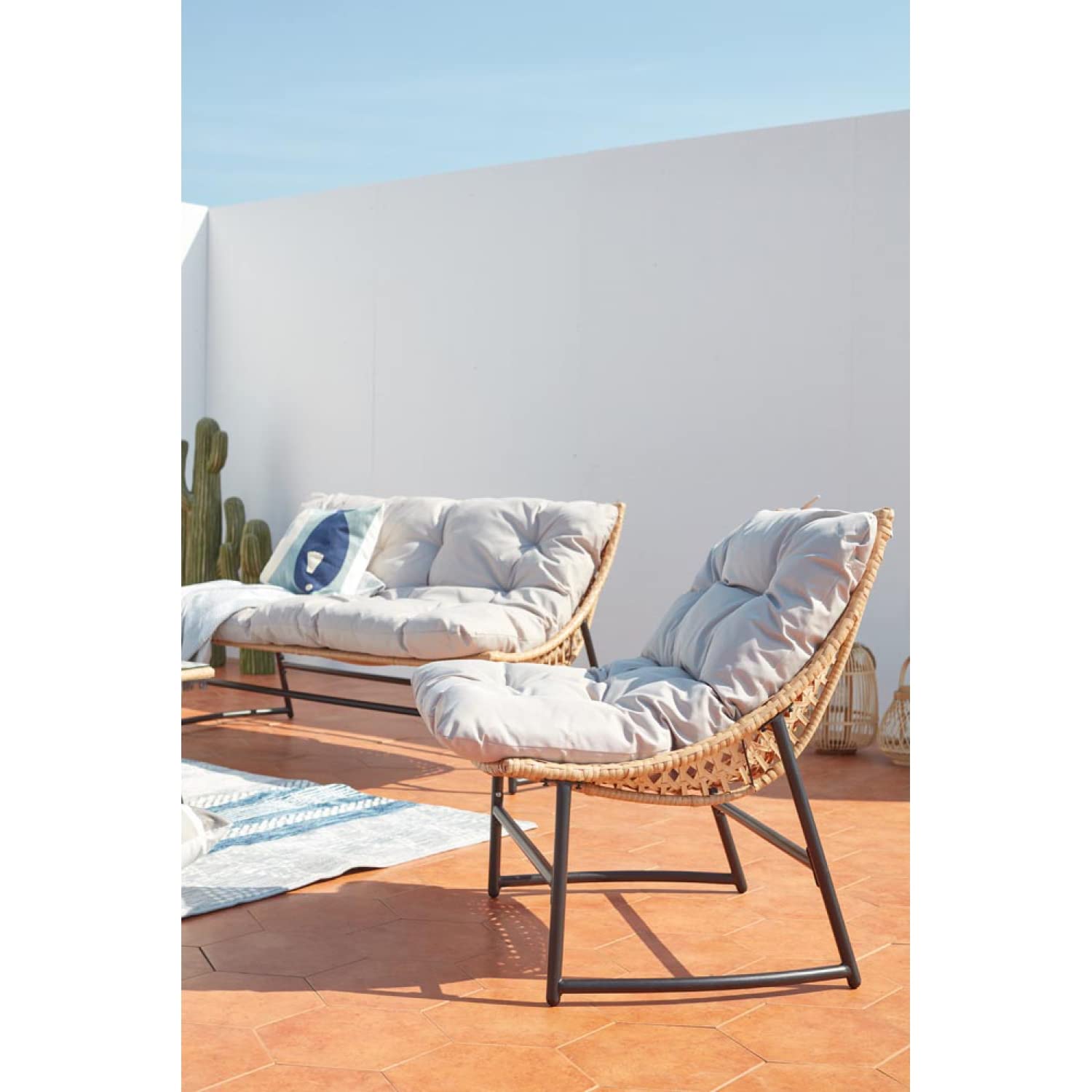 Salon de Jardin 4 Places GUAHANA Résine Aspect Rotin Structure Acier Table Basse Verre Trempé