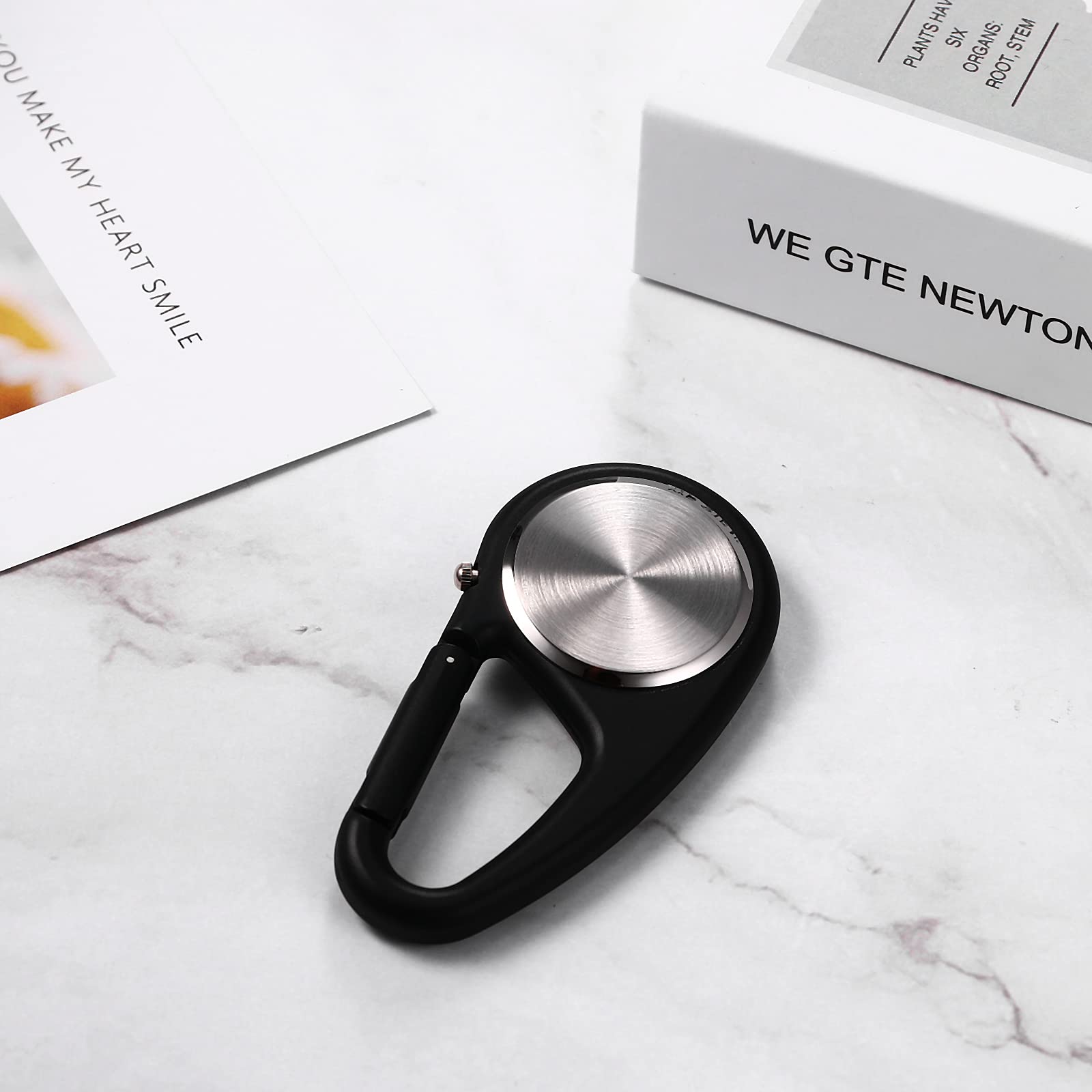 JewelryWe Montre à Mousqueton Analogique avec Aiguilles Lumineuses, 1ATM Etanche, Porte Clé pour Homme et Femme, Mince pour Sac à Dos, Idéal pour Activités Extérieures