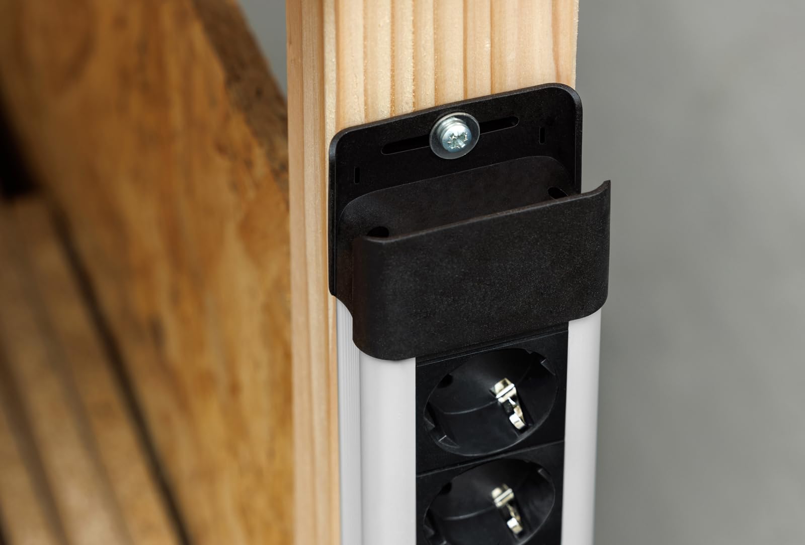 BACHMANN CONNECTUS 6-Fach Steckdosenleiste (Robuste Mehrfachsteckdose mit Schalter, Überspannungsschutz Plus und 2m Kabel) Grau, Schwarz