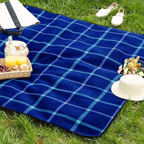 Amazon Basics Reisezubehör- Reisedecke mit wasserdichter Unterseite, 150 x 195 cm, Dunkelblaues Plaid