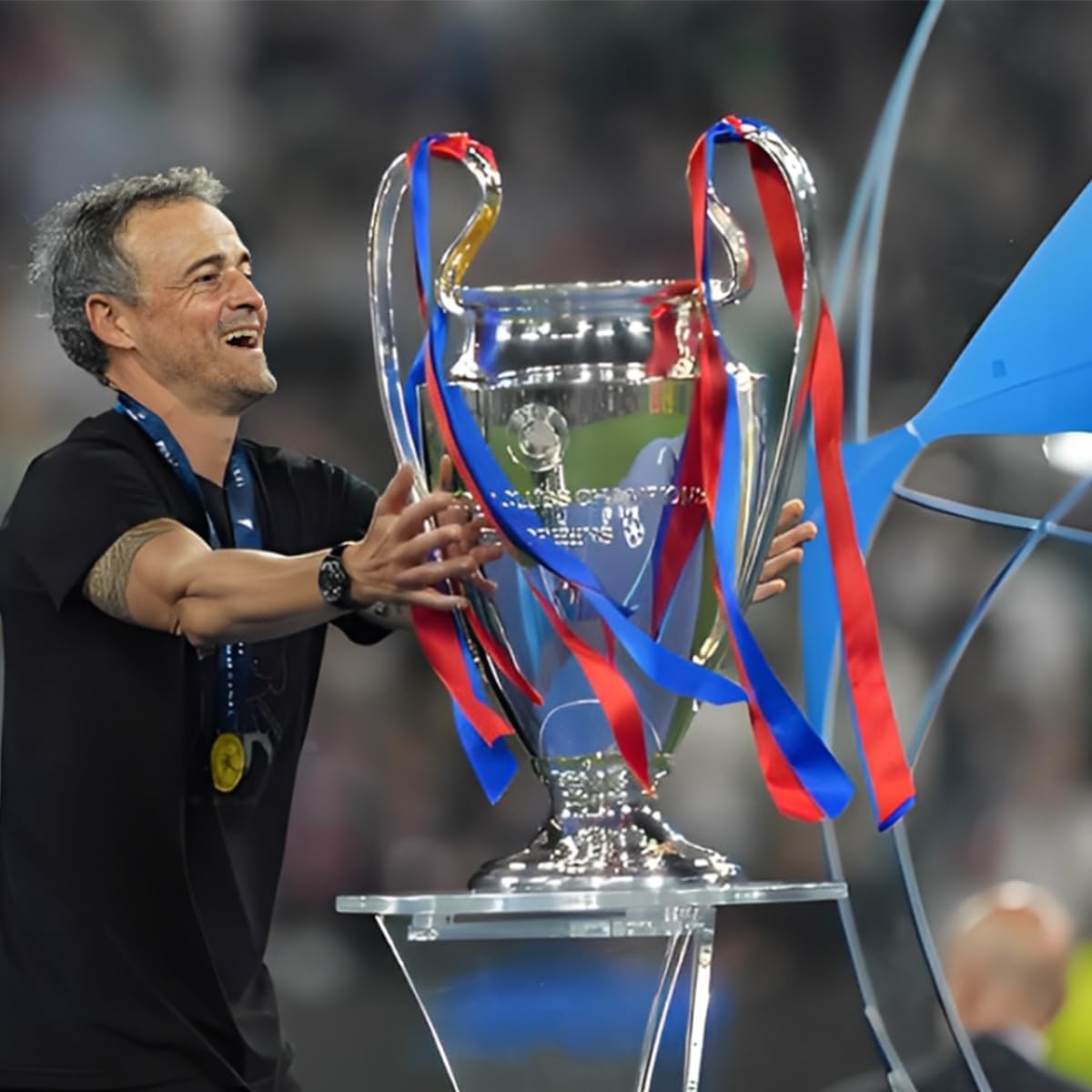 Réplique Trophée de la Ligue des Champions,Trophées des Champion d'europe De Football avec 3 éVentails De Rubans De Couleur Décorations pour La Maison Collection Ornements D'affichage,32cm