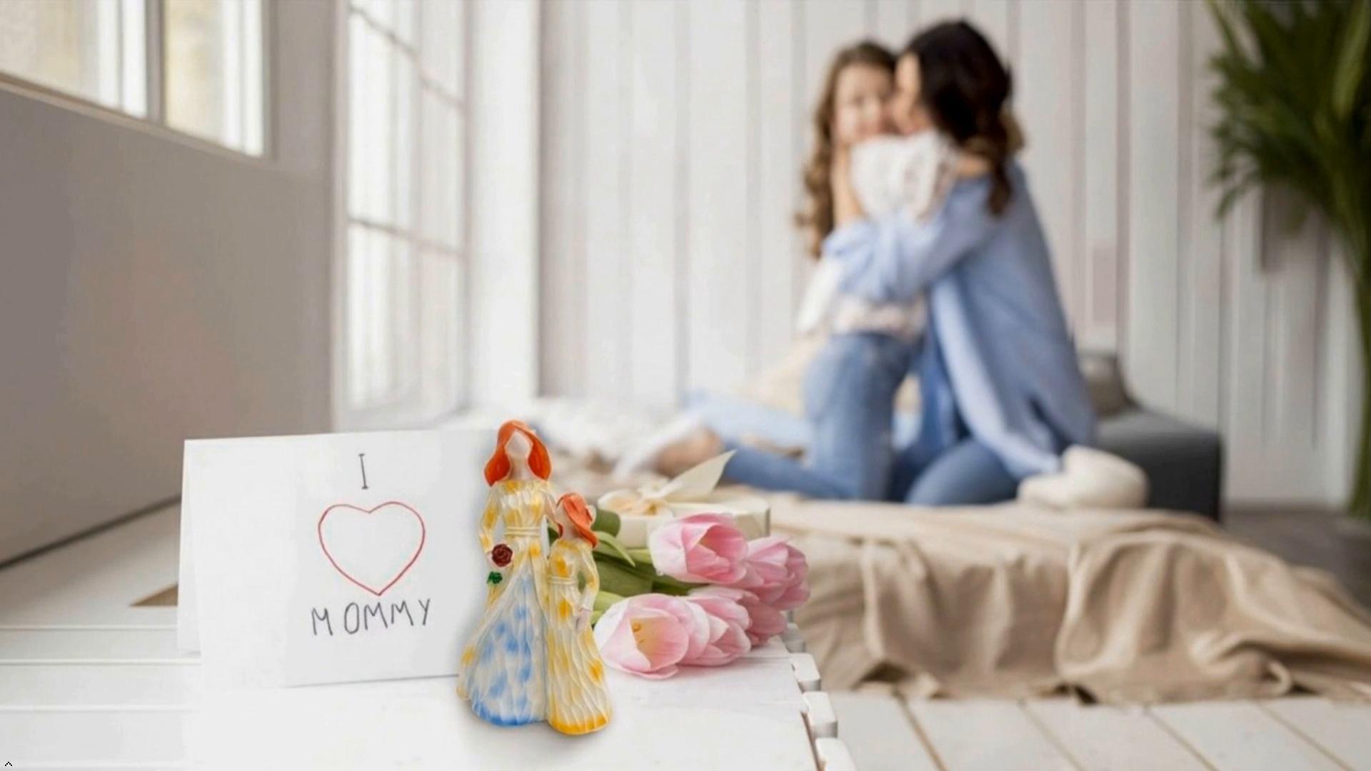 Figura decorativa abrazo madre e hija en resina miniatura 7