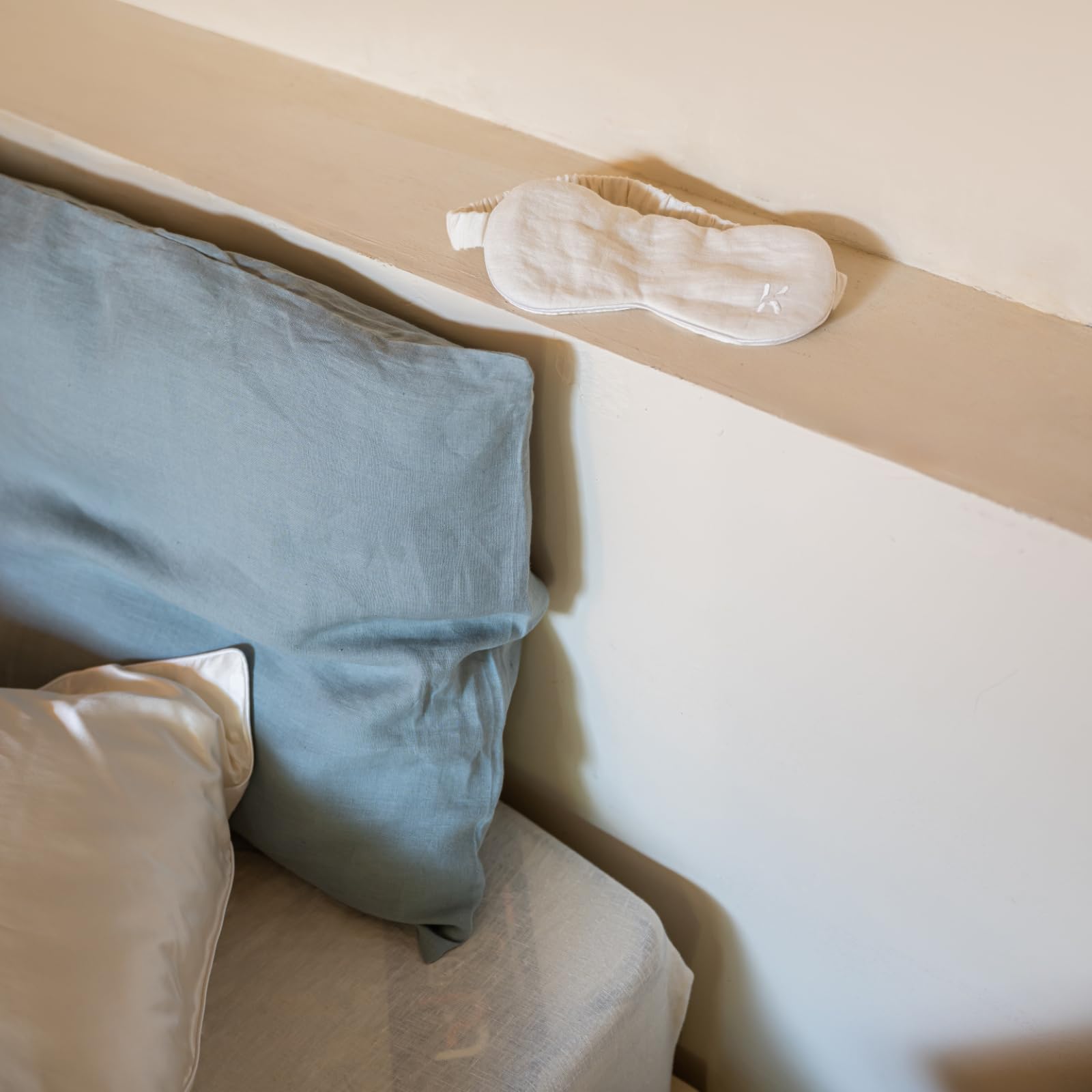 KNOKNO Antifaz de seda para dormir con bolsa de almacenamiento, beige, banda elástica (blanco)
