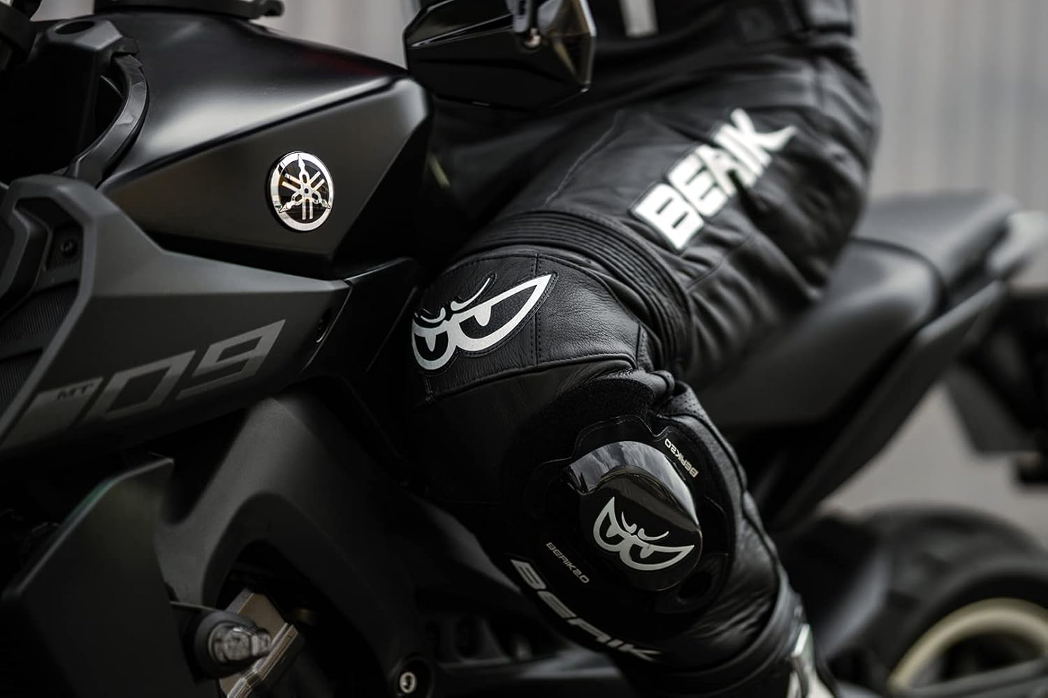 美品　ベリック BERIK レザーパンツ　52 Amazon.co.jp: Berik ベリック Misle レザー パンツ サイズ52