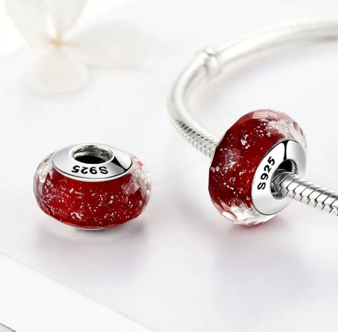 Charm-Anhänger aus rotem glitzerndem Glas, echtes 925er-Silber, kompatibel mit