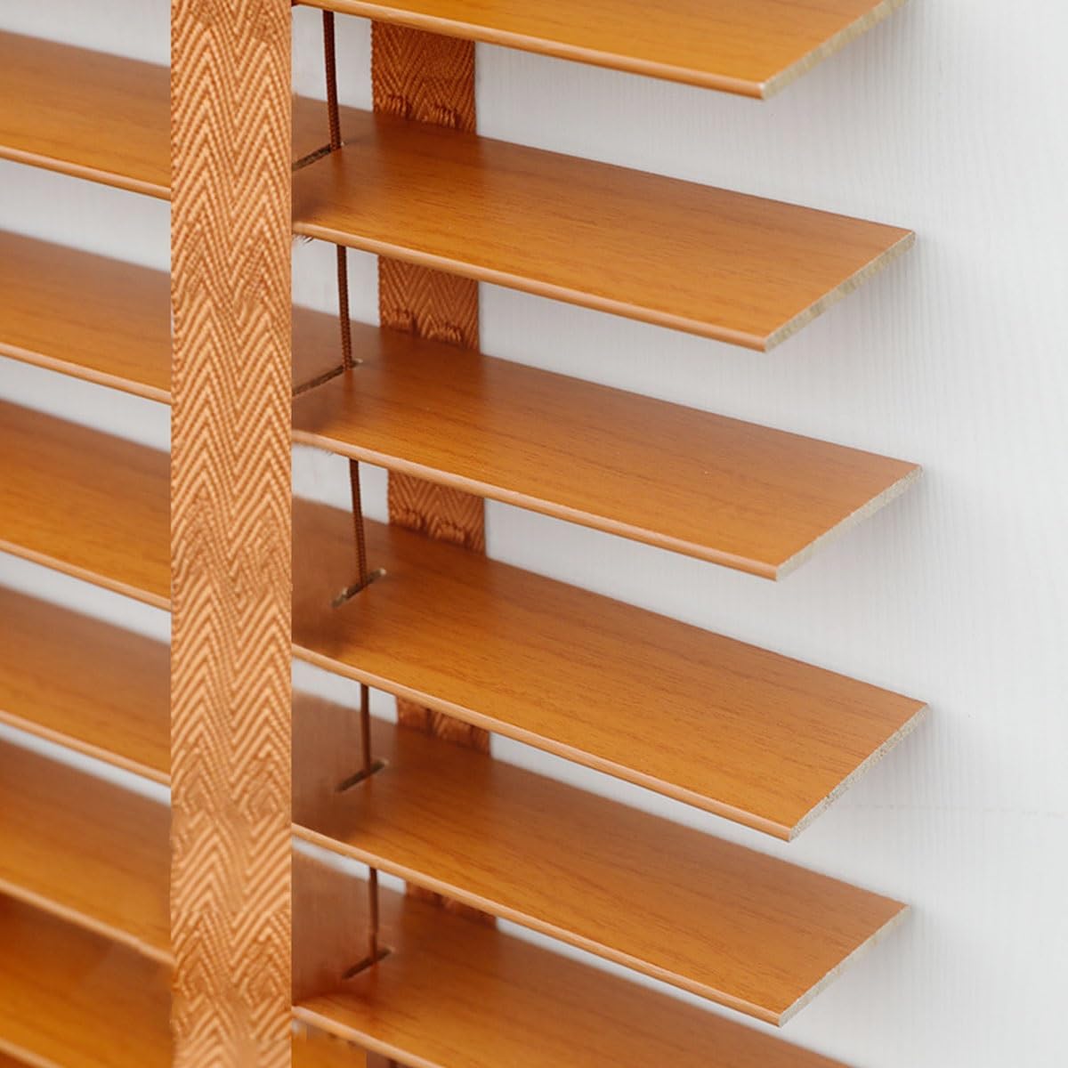 Persianas venecianas de madera fáciles de instalar para regular la luz en ventanas de todo ancho