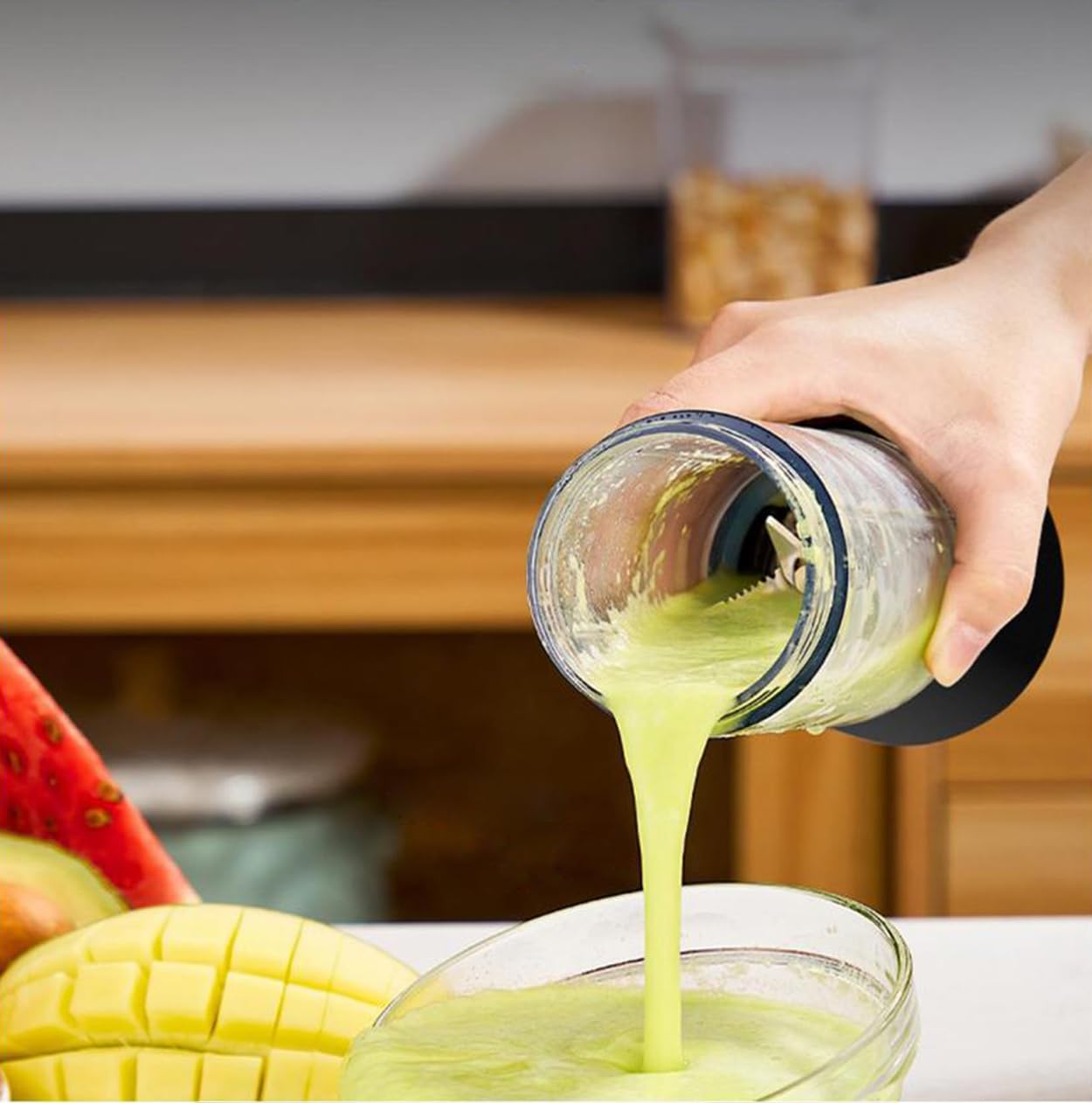 Tragbarer Mixbecher mit USB-Ladefunktion, 530 ml, 6 Klingen mit Tragegurt für Saft, Gemüse, Smoothie, Milchshake, LB38, Weiß, Q-LB38 White